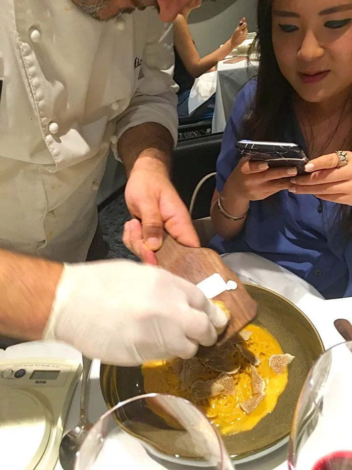 Snapdishの料理写真:Shaving of White Truffles by Otto Ristorante's head chef Michele.|Agnes Chandraさん