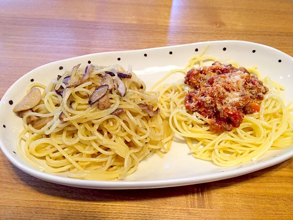 Snapdishの料理写真:2種盛りパスタランチ🍴
アヒージョの残り→きのこペペロンチーノ
ボロネーゼスパゲッティー|pigmegさん