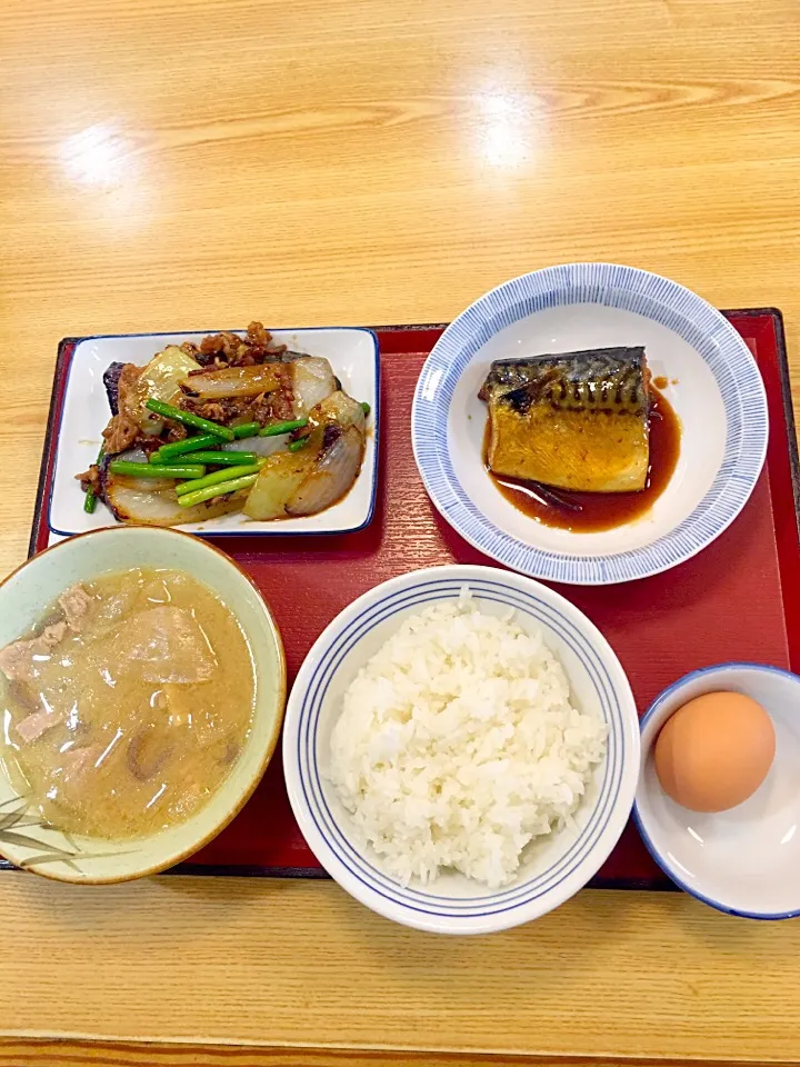 今日は摩耶食堂で昼食
「豚と茄子の甘味噌炒め」
「鯖の煮付け」「豚汁」
「卵かけ御飯」|takamuraさん