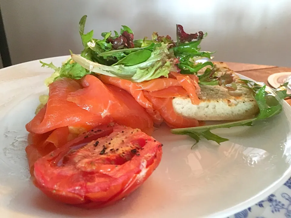 Salmon, Burrata & Salad.|Agnes Chandraさん