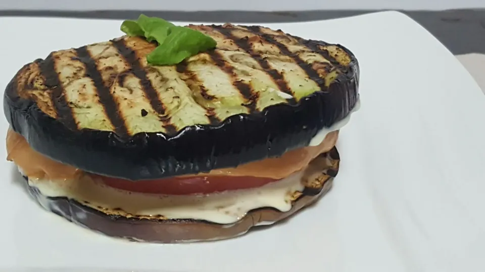 Fake hamburger. Grilled eggplants with fake mayo and smoked cheese (provola).|Li Jiaoさん