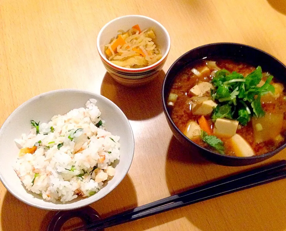 和定食夜ごはん

鮭ごはん
具沢山お味噌汁
切り干し大根の煮物|korieさん