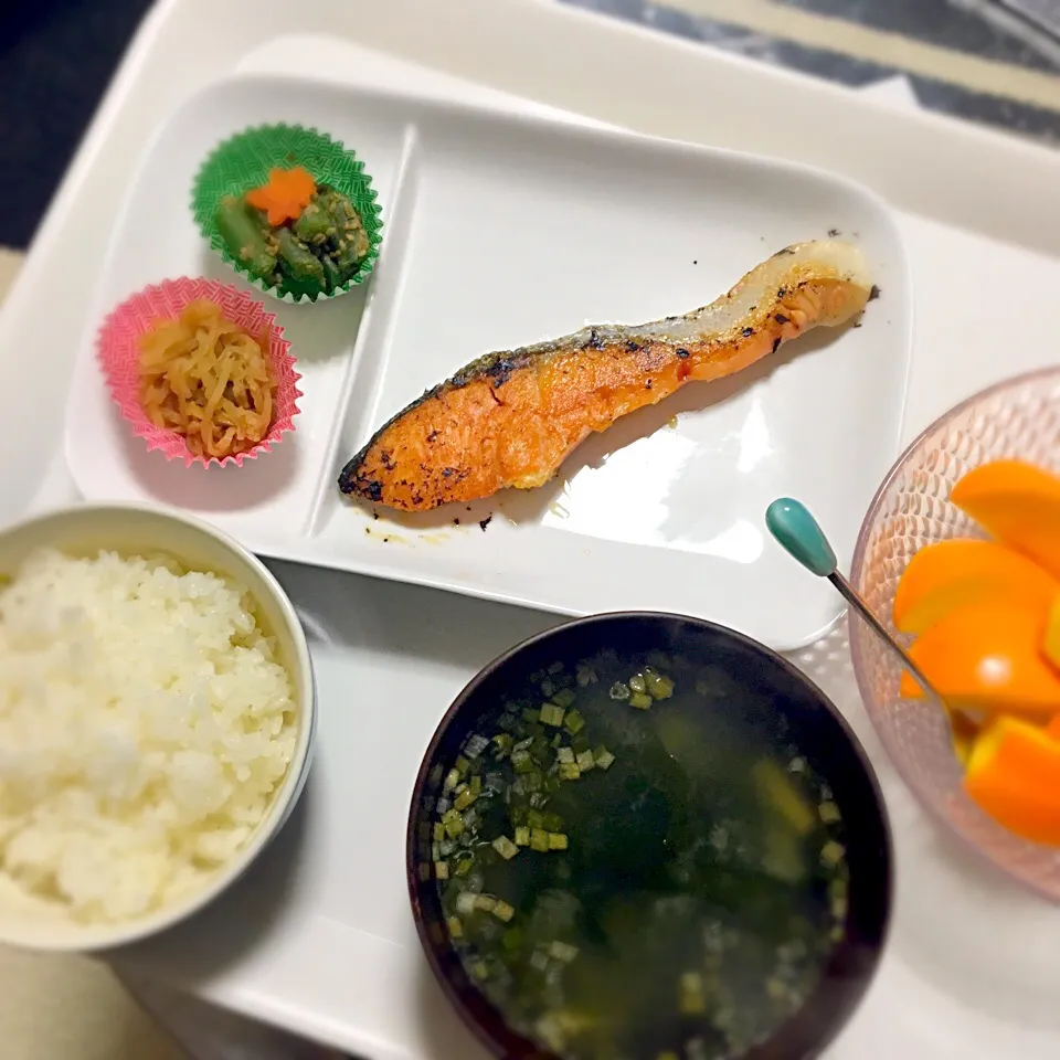 焼鮭と冷凍副菜  デザートは柿！|miicookさん