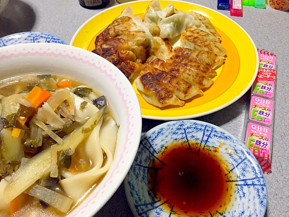 野菜具沢山味噌汁+炒め茄子+舞茸おっきりこみうどん(温)、焼き餃子、チーズ|ms903さん