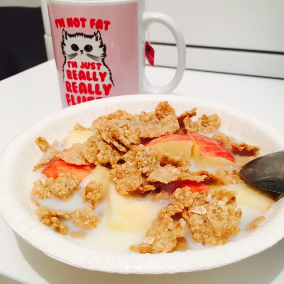 Cereal and apple|Suyi Chanさん