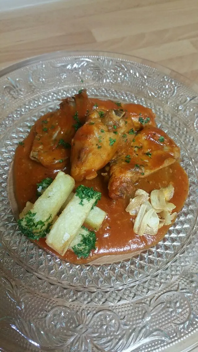 Snapdishの料理写真:Rabbit in home made tomato sause, garlic chips and fries|Rebecaさん