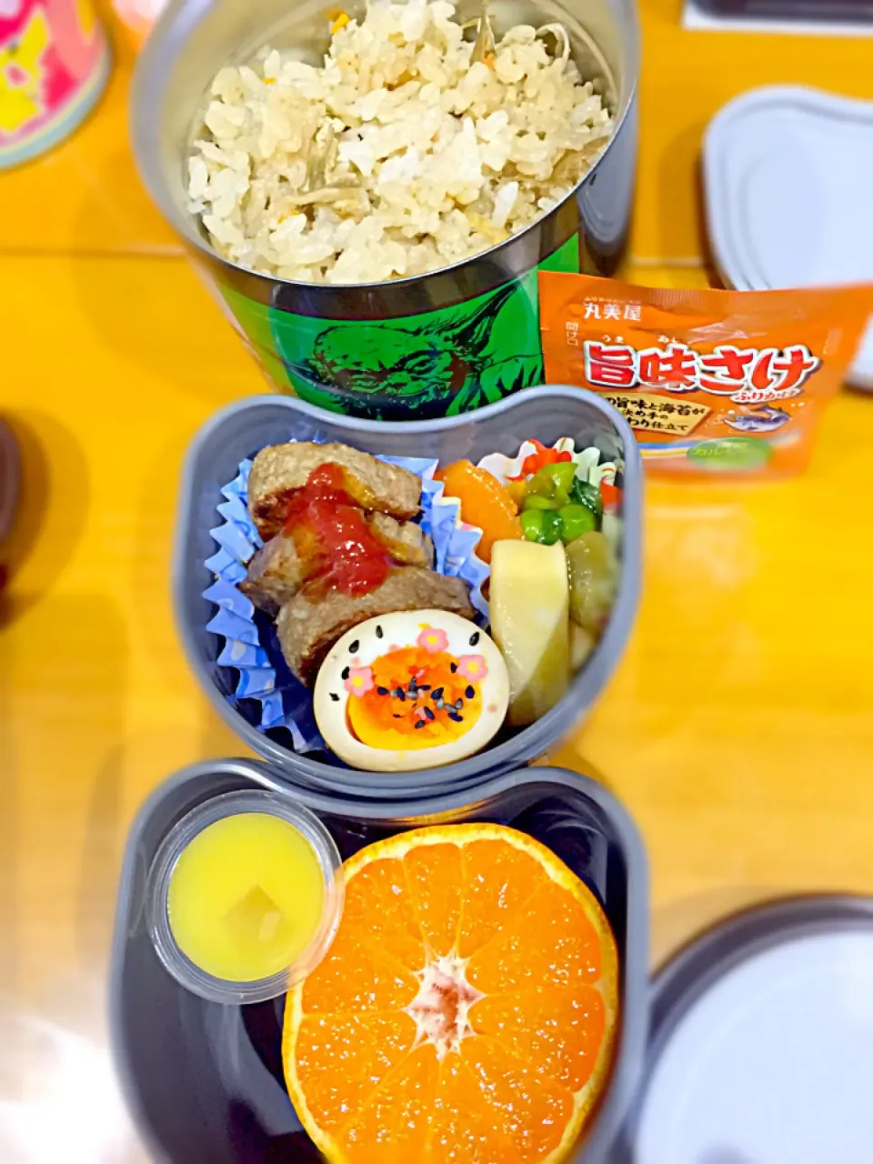 子供お弁当🍱  ハンバーグ  煮卵  イカと人参青梗菜の炒め煮餡かけ  炊き込み御飯  みかん  マンゴープリン|ch＊K*∀o(^^*)♪さん