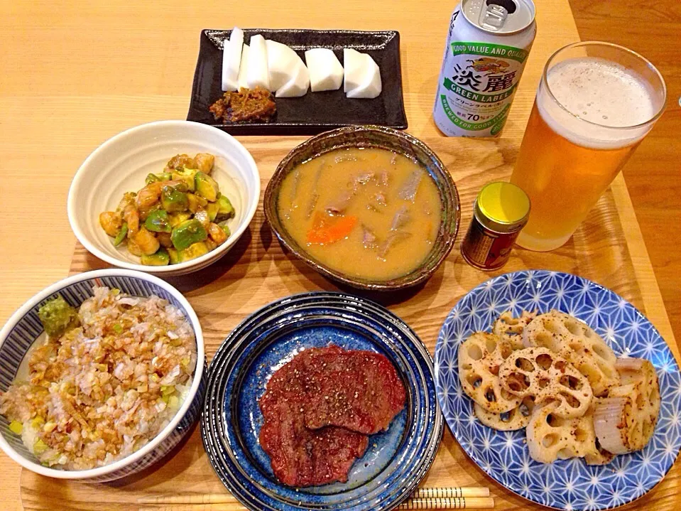 ネギトロ丼、モツ煮、牛ステーキ、焼きレンコン、カブ、えびアボカド山葵醬油|Mikiさん