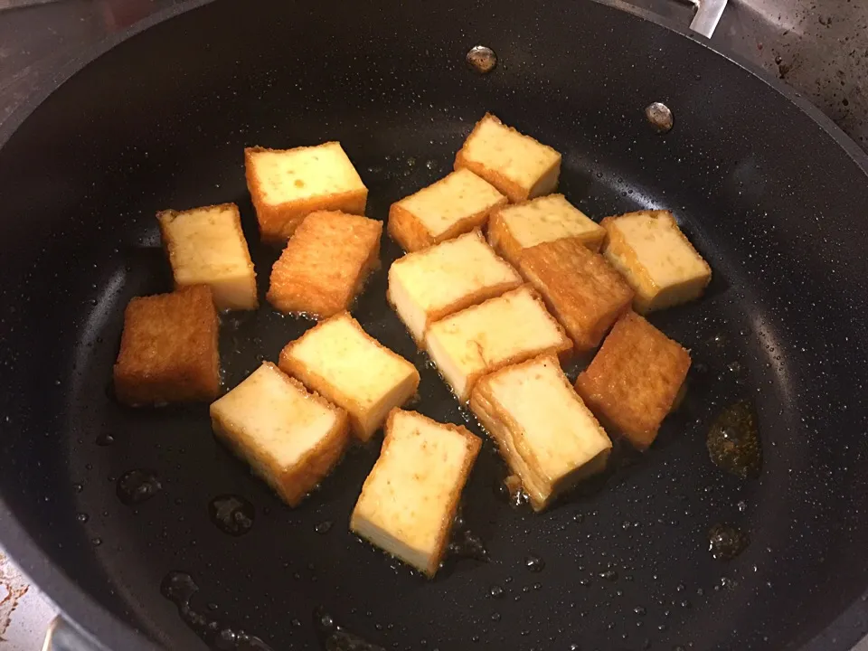 超簡単、厚揚げの餃子風w
酢醤油辣油で炒めて、胡麻油と辛味噌ちょいと足すとええ風味。|たけうちさん