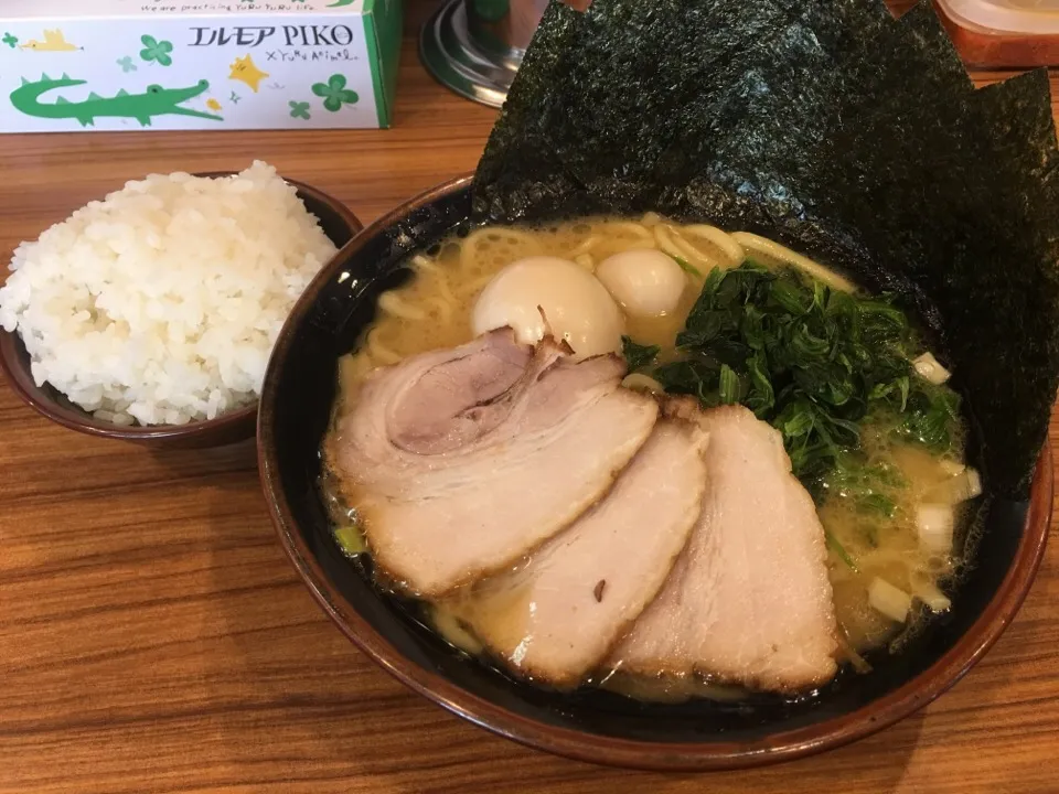 MAXラーメン(麺の硬さ:普通、味の濃さ:普通、油の量:普通)〔無料サービス〕ライス|マロさん