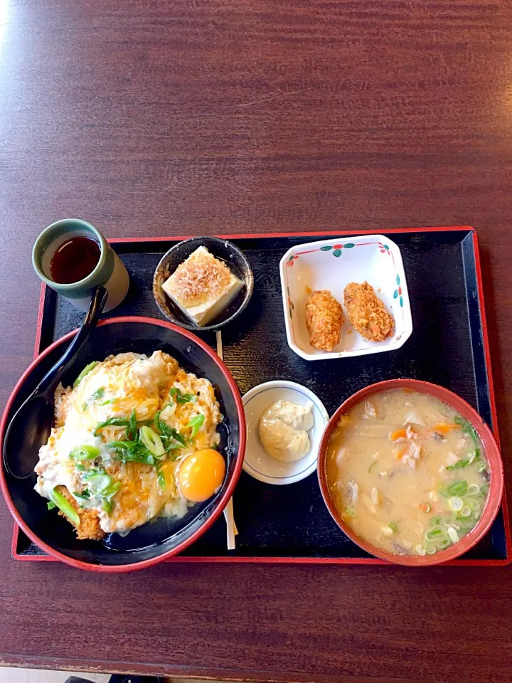 今日も仕事帰りに「ザめしや」で
カツ丼＋トッピングに玉子
豚汁
カキフライ/冷奴|takamuraさん