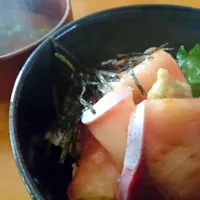 Snapdishの料理写真:ハマチ漬け丼🐟|みき🍴さん