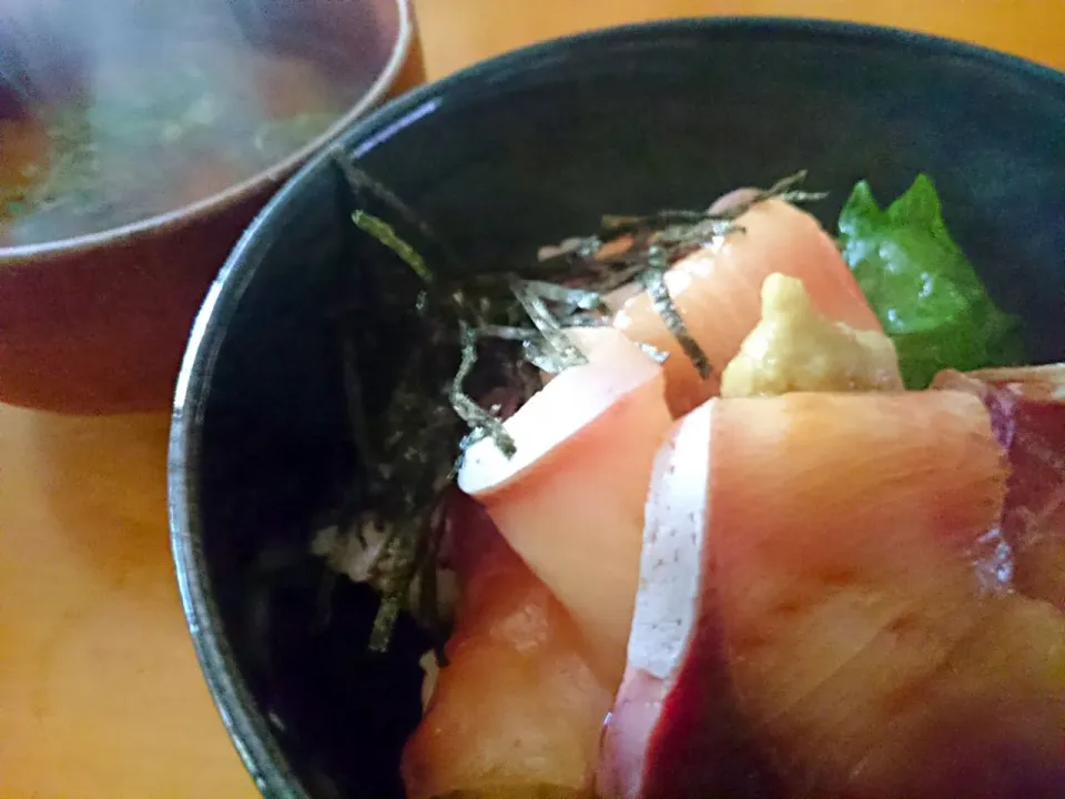 ハマチ漬け丼🐟|みき🍴さん