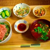 ネギトロ丼 
赤出汁 ピリ辛胡瓜 
サラダ 中華クラゲの和え物|青りんごさん