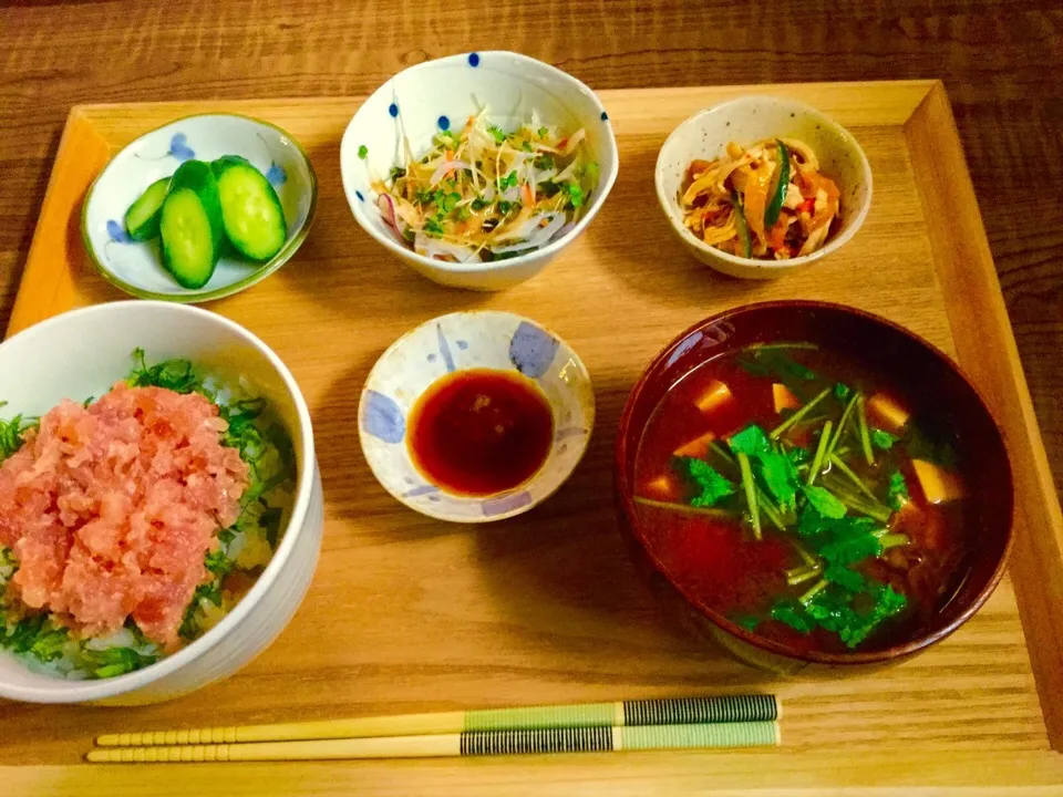 ネギトロ丼 
赤出汁 ピリ辛胡瓜 
サラダ 中華クラゲの和え物|青りんごさん