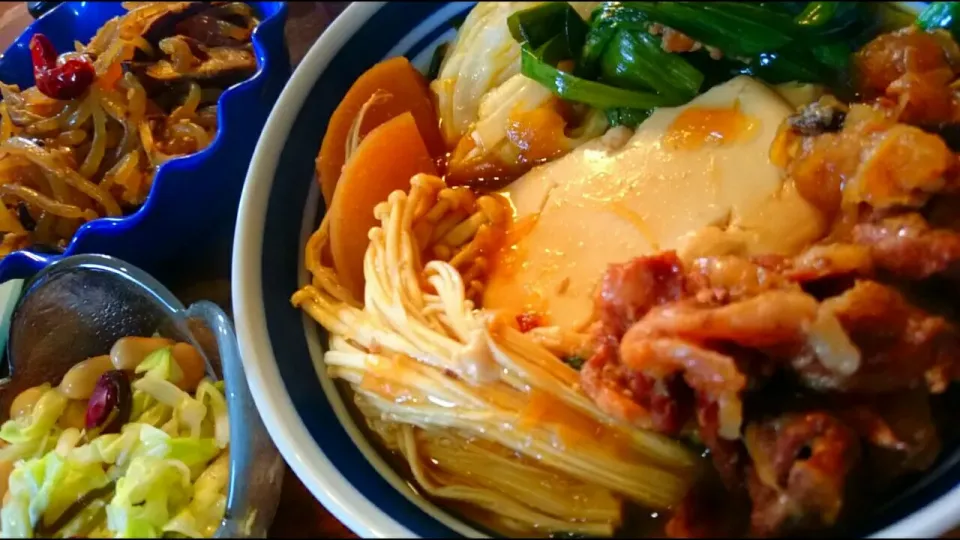 今日のお夕食💜💜💜ピリ辛肉豆腐🍲
糸こんにゃくの金平💕 キャベツと豆サラダ🌱＆柿💛|メイメイda.さん