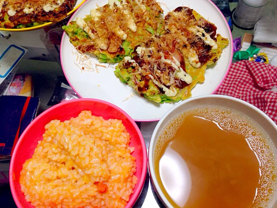 ベーコンお好み焼きとたらこ卵かけご飯とスープ|Kaori Nakamuraさん