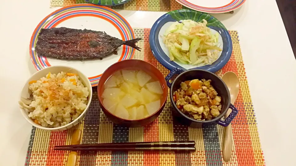 今日の夕食　さんまのみりん干し、セロリとさきいかの和え物、いり豆腐、舞茸の炊き込みご飯、大根の味噌汁|pinknari🐰🌈さん