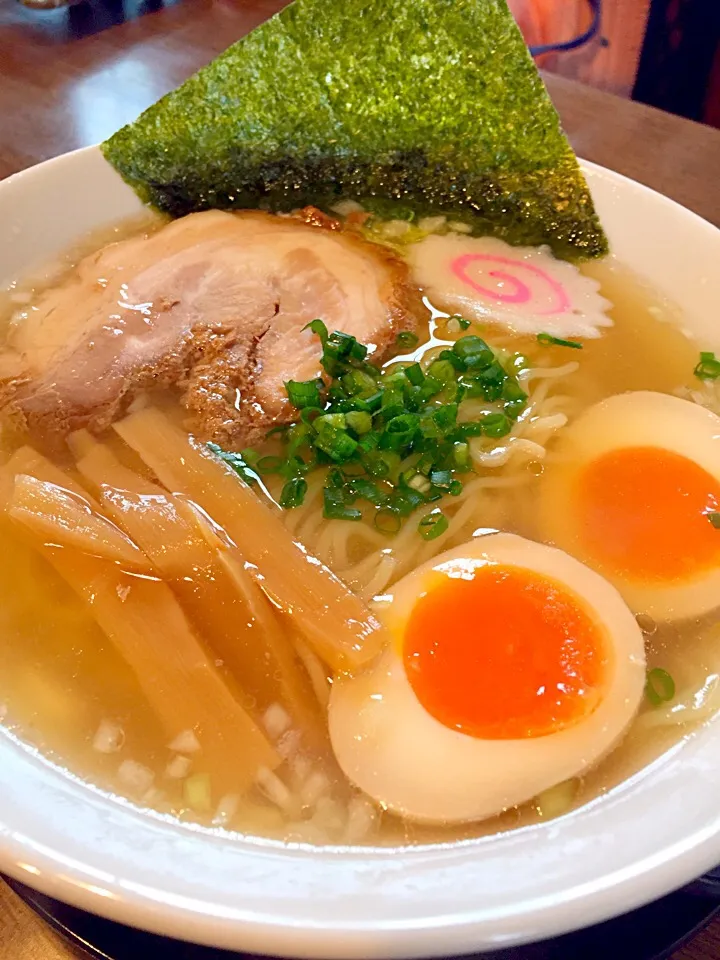 Snapdishの料理写真:麺屋なじらの鯛塩麺…鶏ガラスープに鯛アラで取ったダシがあっさりしっかり味で美味し(#^.^#)|石田 雅史さん