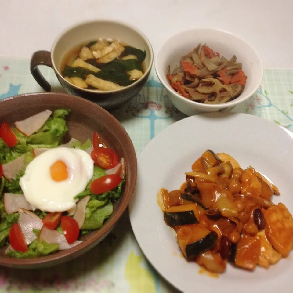 揚げと小松菜のお味噌汁・夕べのきんぴら・鶏とカボチャのトマトクリーム煮込みwithフジッコのカレーがおいしくなる豆・ポーチドエッグとフリルレタスのシーザーサラダ風|美也子さん