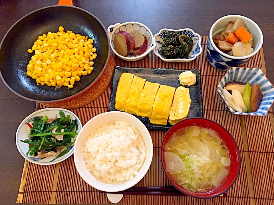 Snapdishの料理写真:ほうれん草の豚肉炒め   バターコーン   サツマイモ煮   春菊の胡麻和え   煮しめ   椎茸とネギ炒め   だし巻き卵   味噌汁|NAKATAさん