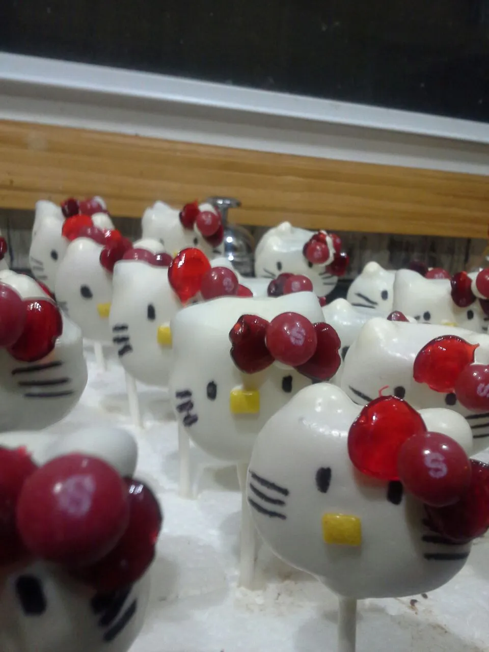 Snapdishの料理写真:Hello Kitty cake pops|ro miさん