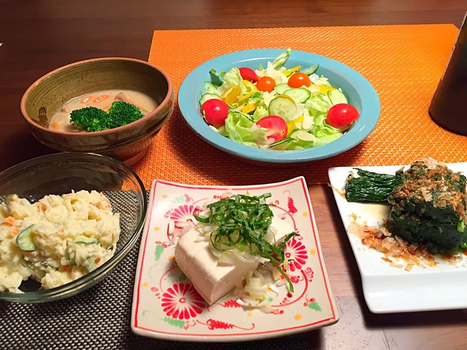 今夜の献立 ほうれん草おひたし、美味しいお豆腐冷や奴、サラダ、残り物シチュー、残り物ポテサラ|Tomomi Booさん