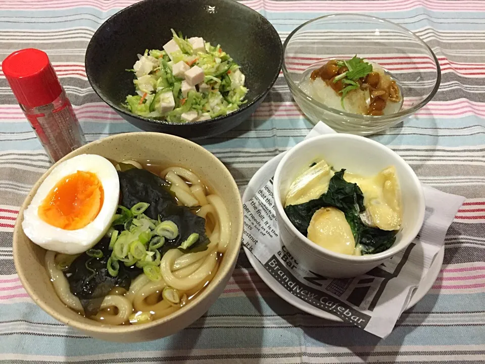 ワカメうどん・カマンベールチーズとほうれん草のココット焼き・胸肉入りコールスローサラダ・なめこおろし|まーままさん