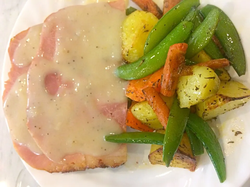 Snapdishの料理写真:Honey baked ham with mushroom & white wine sauce  Served with mixed grilled vegetables 🍽|Phillis L Boedigheimerさん