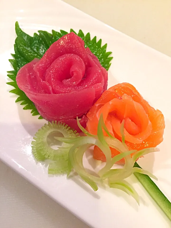 Snapdishの料理写真:Flower of tuna and salmon|FU-TEN 古原貴大さん