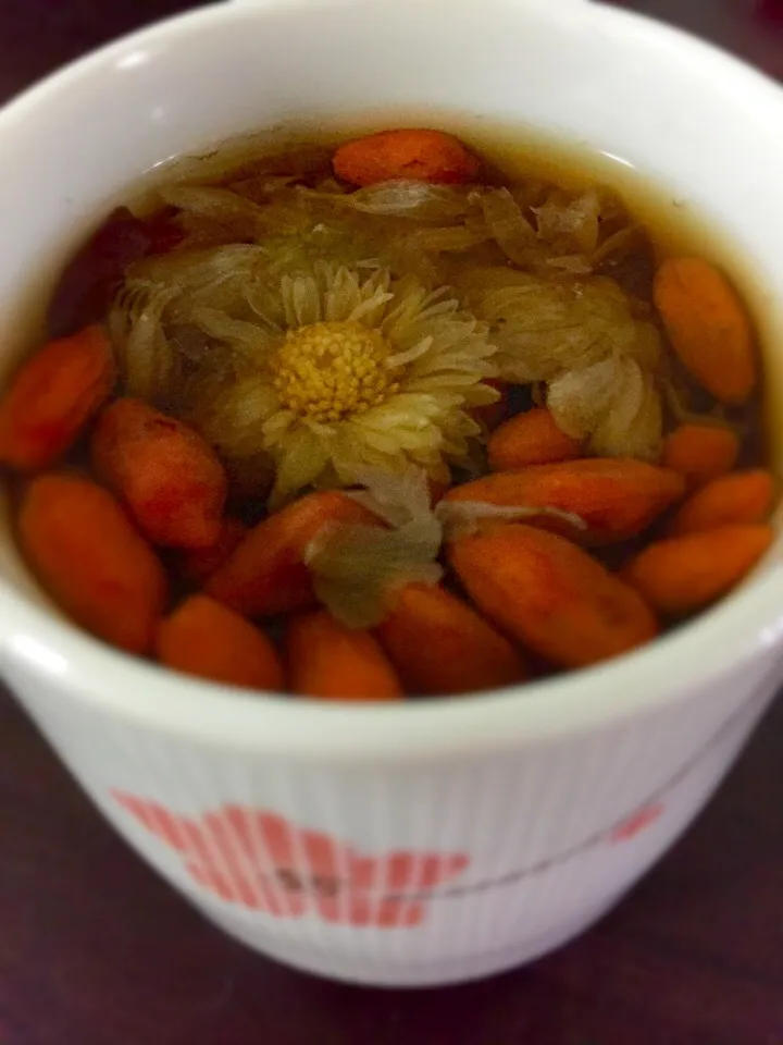 Snapdishの料理写真:Ginseng & Rose Buds Health Tea|Tari's Kitchenさん