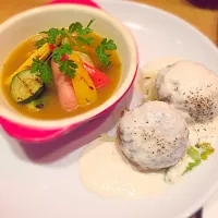 Snapdishの料理写真:LUNAのスペシャルランチ🍴      スープカレーと湘南かぶのピューレソースのハンバーグ😚|ゆうちんさん