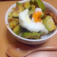 Snapdishの料理写真:アボガド丼|ぴさん