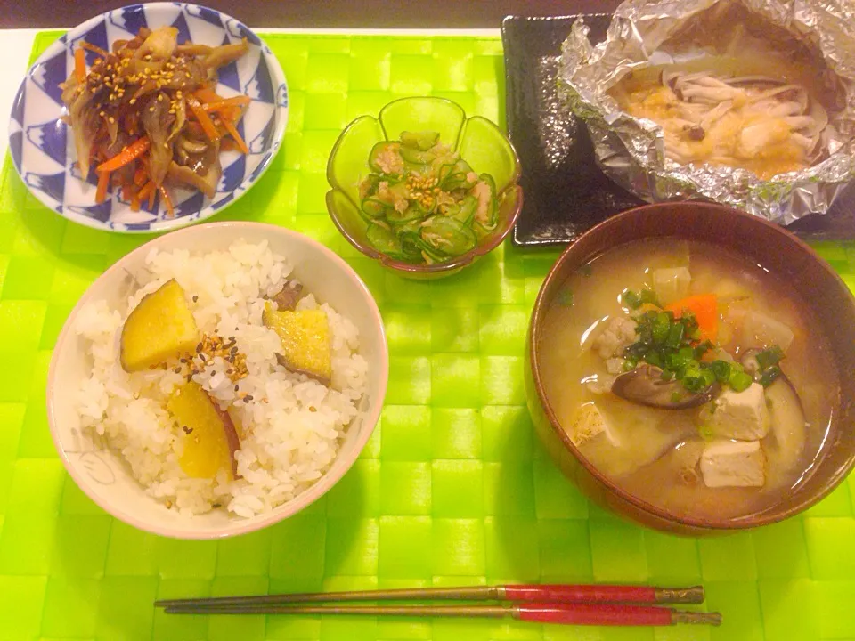 おいもごはん🍁鮭のホイル焼き🍁酢の物🍁まいたけのきんぴら|ゆきさん