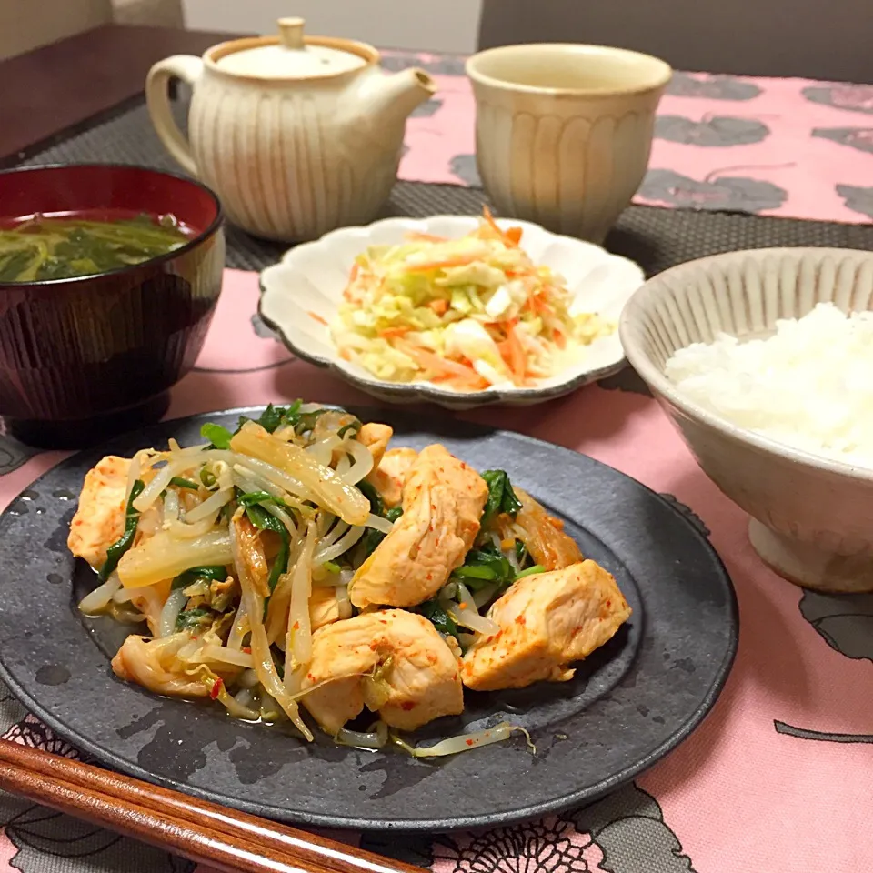 鳥ササミと野菜のキムチ蒸し、キャベツとにんじんのコールスローサラダ|はらしおりさん