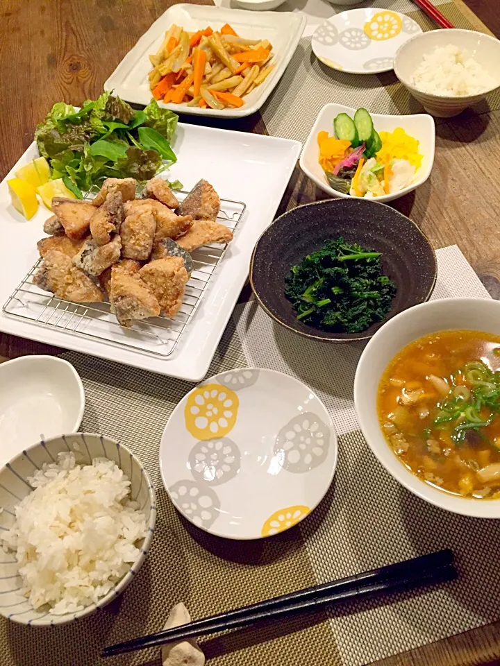 今日は、ブリの竜田揚げ🐟蓮根のきんぴら、ケールの黒胡麻和え🌿具沢山豚汁、お漬物💛|まみりんごさん