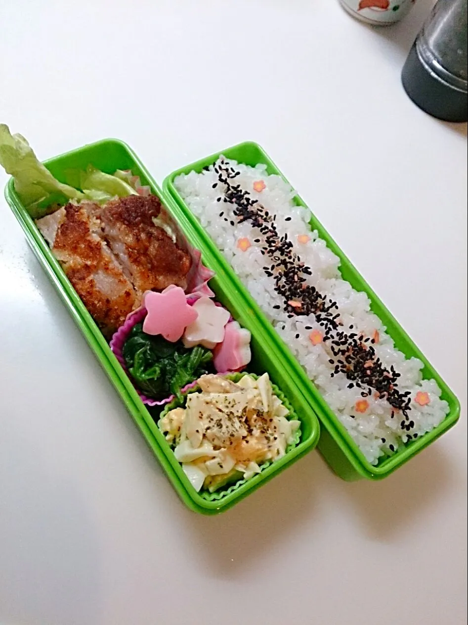 11/25旦那様のお弁当。
揚げ焼きのトンカツ、ほうれん草おひたし、卵サラダ、かまぼこ。少なっ(^^;|Reikoさん