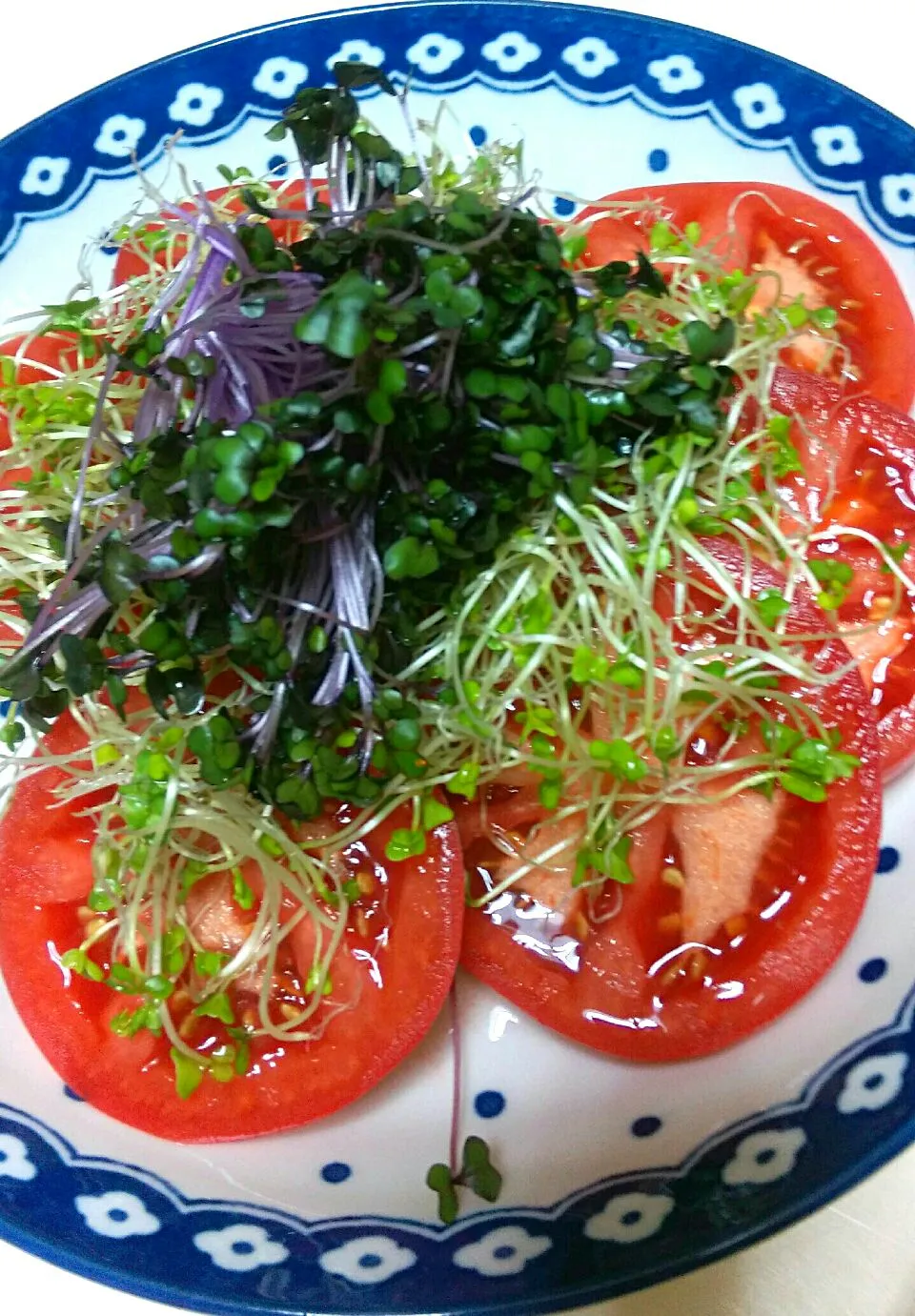 トマトとスプラウトのサラダ|vege食堂さん