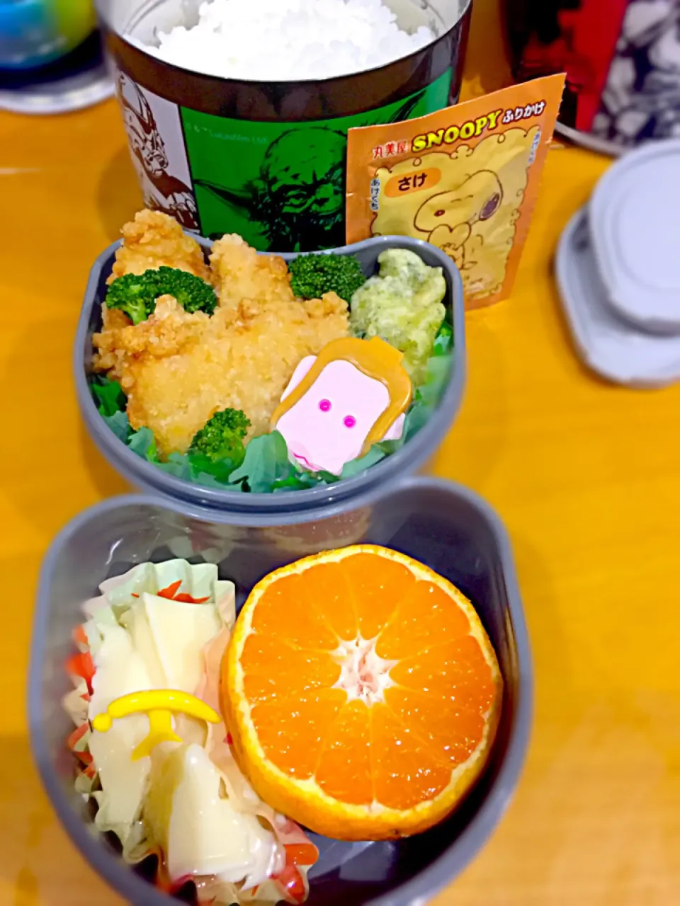 子供お弁当🍱  鶏の唐揚げ  竹輪の磯辺揚げ  蒸しブロッコリー  玉子豆腐  みかん  鮭ふりかけ|ch＊K*∀o(^^*)♪さん