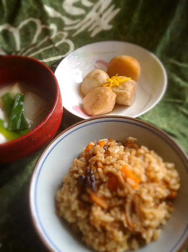 玄米かやくご飯、里芋の煮ころがし、白味噌汁。|CHOOtaitaiさん