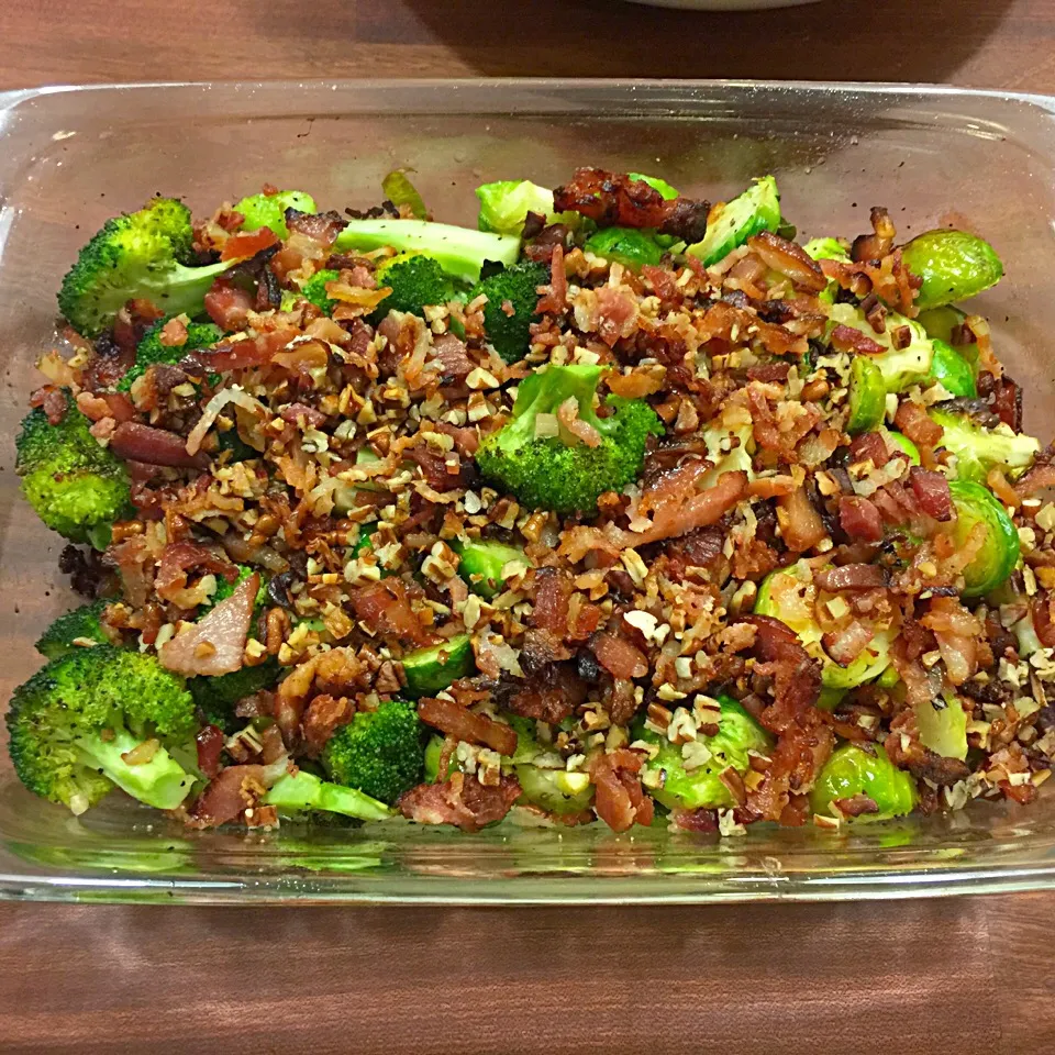 Oven roasted Brussel Sprouts & Broccoli topped with chopped pecans & bacon bits, glazed with honey & vinegar|Phillis L Boedigheimerさん