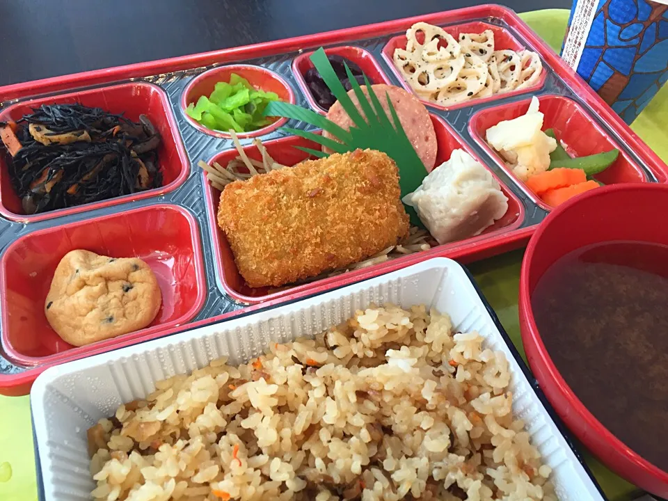 よそのビルの簡易社食みたいなカフェラウンジでお弁当。|liccaさん