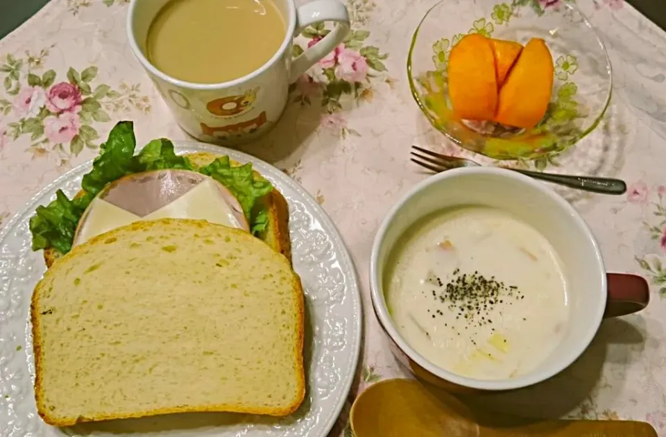 娘ちゃんの朝食。温かいホワイトスープ。|らんちゃんさん