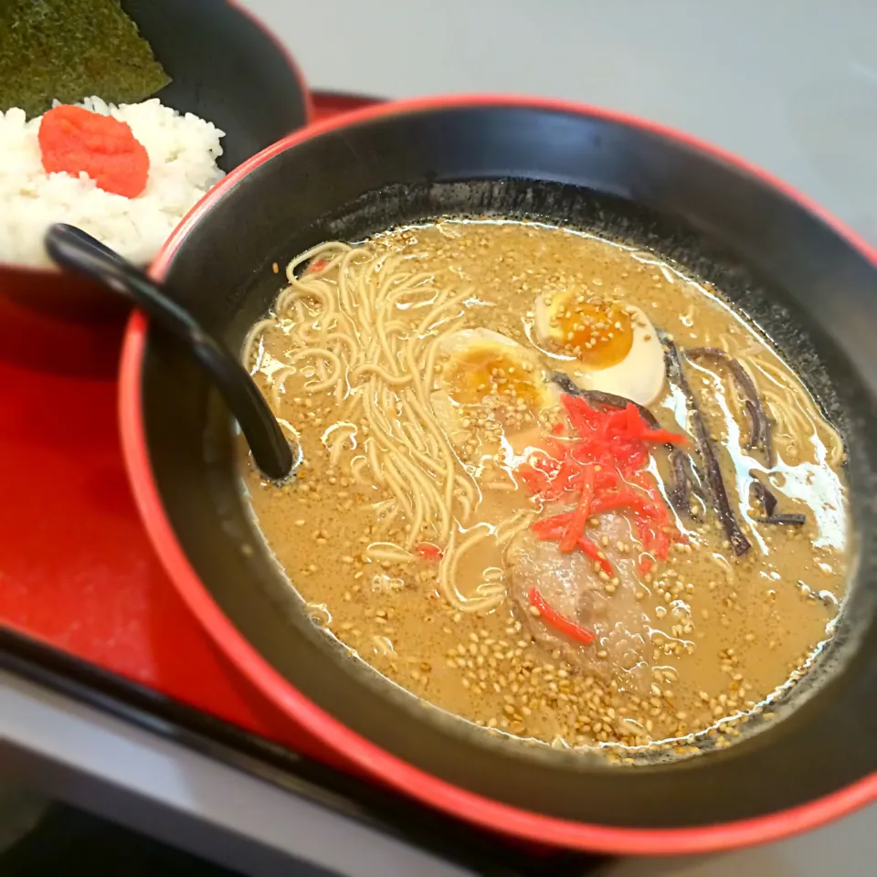 こってり豚骨ラーメンと明太子ご飯セット|uchikawa hiroshiさん