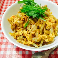 納豆ともやしの卵とじ丼|つーさん