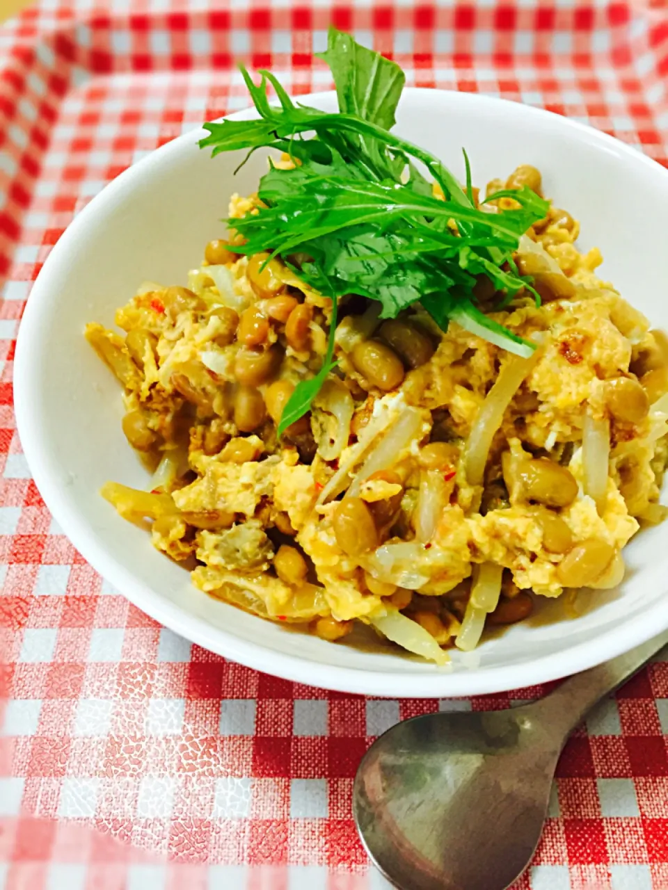 納豆ともやしの卵とじ丼|つーさん