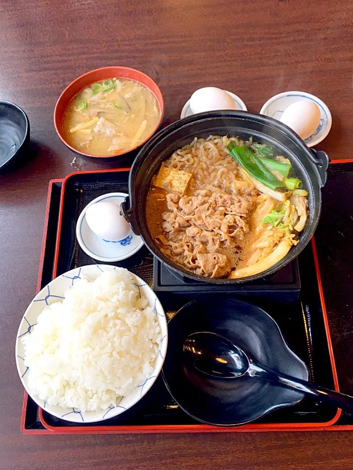 今日は仕事で雨に降られずぶ濡れ＋寒さ
のため昼は「ザめしや」ですき焼き肉wと豚汁＋玉子3個にしました。|takamuraさん