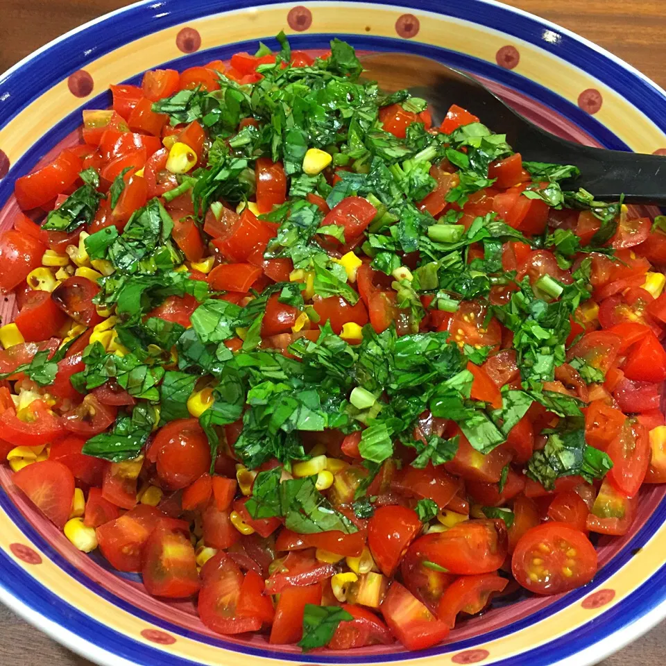 Snapdishの料理写真:Tomatoes & Corn relish with sweet basil tossed in balsamic vinegar dressing- another side dish for our Thanksgiving dinner 🍽|Phillis L Boedigheimerさん