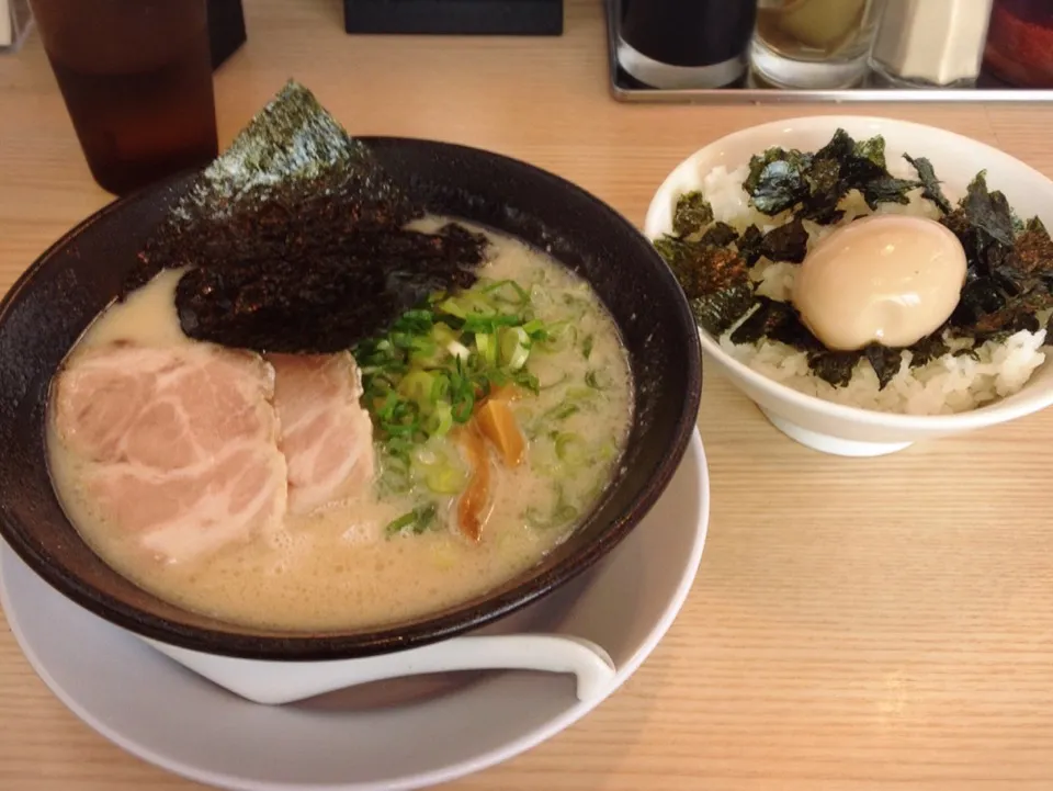 Snapdishの料理写真:白豚骨 辛味噌なし ちぢれ麺 固め・ばくだんごはん|美也子さん