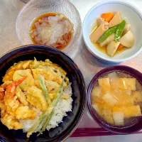 Snapdishの料理写真:天丼、大根とお揚げの味噌汁、葛切り黒蜜がけ、里芋と人参の煮物|ayaminさん